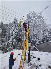 戰寒潮 保供電丨興能人浴“雪”奮戰 全力搶修護溫暖